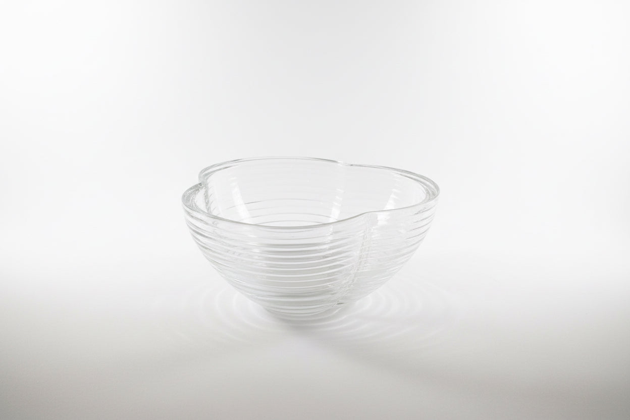 Ozmun Home Clover Bowl, ceramic dish with a green clover leaf design, ideal for serving or decorative use.